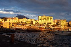 Torre del Greco kikötője, háttérben a Vezúvval