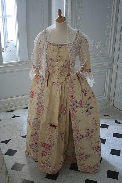 Fichier:Versailles-Appartements de Marie-Antoinette-Robe 1.jpg