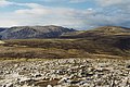 Blick vom Hauptgipfel nach Nordwesten, links der Beinn Mheadhoin, rechts der Beinn a’ Chaorainn, in Bildmitte im Hintergrund der Bynack More