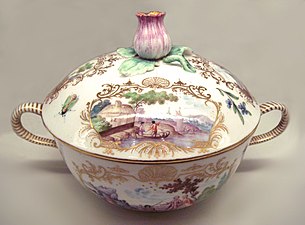 Porțelan vienez cu un design rocaille și o scenă chinezească (1749–1750)