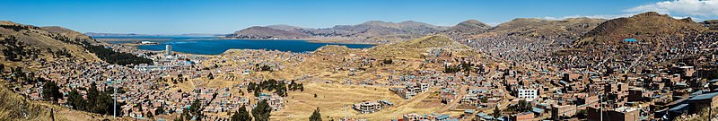 Fil:Vista de Puno y el Titicaca, Perú, 2015-08-01, DD 73-78 PAN.JPG