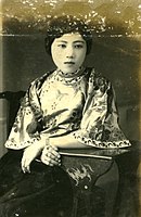 Žena v čínském oděvu ponžé