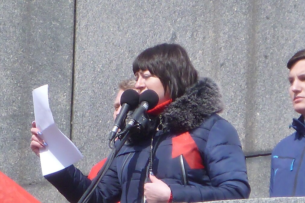 Ольга Прожерина (движение «Родительский отпор») зачитывает резолюцию митинга КПРФ