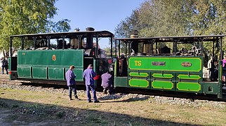 La locomotive SNCV HL303 (à gauche) et la 030T no 60 des Tramways de la Sarthe en 2019 sur les voies du Train à vapeur du Beauvaisis