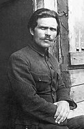 1921. Nestor Makhno v lagere dlia peremeshchennykh lits v Rumynii.jpg