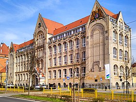 Blick auf das Gebäude von der Sikorskiego-Straße aus