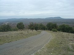 En arrière un passage difficile dans l’ascension d’une butte dégagée. Vue à l’extrême-gauche sur Le Puech.