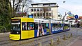 Hinter der Straßenbahn das Haus Puls am Eck