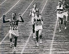Билли Миллс пересекает финишную черту 1964Olympics.jpg