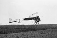 Louis Blériot ve svém letounu (1909)