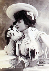 Hermelinschal und ‑muff, Geneviève Lantelme (1910)