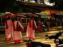 Буддийские монахини в Мандалае, Мьянма