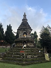 Stupa Budha ring komplek Pura Ulun Danu Beratan