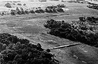 Sluis voor het opvangen van water om landbouw te plegen na terugschrijding van de overstroming, Okavangodelta, Botswana