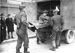 Sårad ROA-soldat ilastas i sjuktransportfordon, Ungern i mars 1945.
