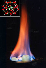 Abb.11:Brennendes Methanhydrat (Kleines Bild: Modell der Molekülstruktur)