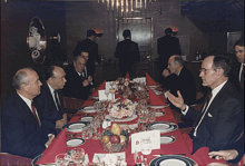 Буш и Горбачев на саммите на Мальте в 1989 году.gif