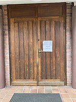 Informacja o limicie 5 osób na mszy na drzwiach kościoła św. Alberta