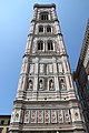 Giotton kellotorni Firenzessä. Kolme ylintä kerrosta näyttävät alhaalta katsoen yhtä korkeilta, mutta todellisuudessa ylemmät ovat korkeampia kuin alemmat (ks. kuva oikealla)