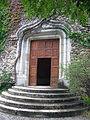 Eingangstor zur Burg, eine Kopie des Tores des Castello di Issogne. Die Treppe dagegen ist eine Kopie derer des Castello di Fénis.