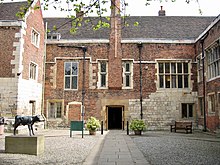 The courtyard at King's Manor. A bronze sculpture of a Frisian calf by Sally Arnup can be seen. Courtyard King's Manor 02.jpg