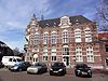 Gemeentehuis met Openbare lagere school en onderwijzerswoning gebouwd in Neo-Renaissancestijl