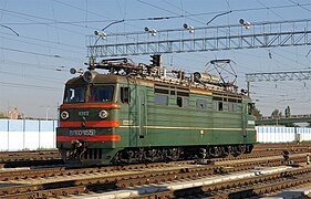 Locomotora eléctrica VL60K-1155, construida en la NEVZ (Planta de Locomotoras Eléctricas de Novocherkask), en la estación de Bataisk