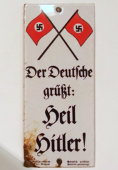 Enamel sign with the note "The German greets: Hail Hitler!" (Der Deutsche grusst: Heil Hitler!) Emailleplakat, Hitlergruss, breit.png