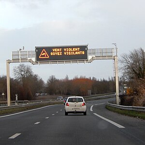 Signalisation de vent violent sur une départementale