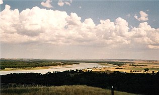 O Missouri perto do Fort Abraham Lincoln State Park a sul de Bismarck (Dakota do Norte)