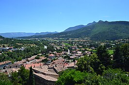 Gezicht op Serres vanaf wandelroute GR94