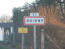 A road sign at the entry to Guigny