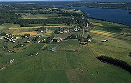 Flygfoto över Hallom vid Storsjön från 1996.