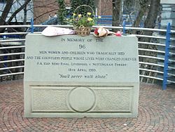 Památník na stadiónu Hillsborough s nápisem: „Na památku 96 mužů, žen a dětí, kteří tragicky zemřeli, a nesčetných lidí, jejichž životy se navždy změnily. Semifinále FA Cupu. Liverpool vs. Nottingham Forest. 15. dubna 1989. Nikdy nebudete kráčet sami“