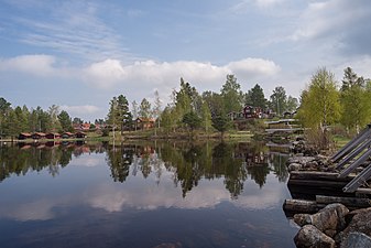 Bebyggelsen i Hjortnäs sedd från Hjortnäs brygga.