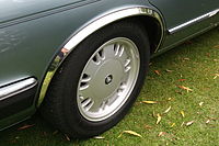 Navkapslarna till aluminiumfälgarna på denna Jaguar Sovereign täcker bara hjulnavet och bultarna.