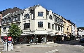 Jernbanealleen 21 gavloppbygg, Mansardtak og butikkinngang på hjørnet. Rådhusgata til høyre. Foto: Helge Høifødt