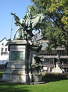 Düsseldorf: am Martin-Luther-Platz; im Hintergrund das Bismarck-Denkmal