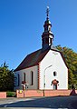 Ev. Pfarrkirche Erasmus Alberus, Kirchhof mit Grabmälern und Gedenkstätte