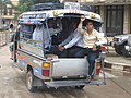 Маршрутное такси - грузовой мотороллер в Лаосе.