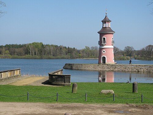 Blick auf die Hafenanlage am Großteich mit Mole, Leuchtturm, Anlegestelle und Pollern