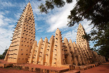 Grand Mosque of Bobo-Dioulasso in Burkina Faso (built 1817-1832, with later renovations) Moschee von Bobo-Dioulasso.jpg