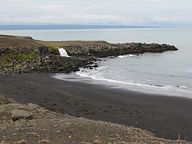 Водопад Нёйстаурфосс на побережье полуострова.