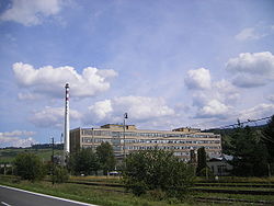 Fotografie továrny v obci