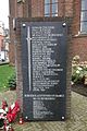 OP deze plaquette staan boven namen van omgekomen Poolse bevrijders en onder van omgekomen burgers