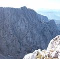 Ostwand der Gamshalt, gesehen von der Hinteren Karlspitze, davor unten der Hohe Winkel, rechts die Kleine Halt