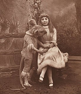 Фиби Карло в образе Алисы и Дороти Д'Алкорт в роли Сони в «Алисе в стране чудес» — Герберт Роуз Баррауд (1887)