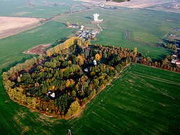 Widok ogólny na obserwatorium w Piwnicach: w oddali oba radioteleskopy (32 i 15 m) i obserwatorium astronomiczne, w parku obserwatorium i zabytkowe teleskopy optyczne