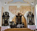 Triumfální oblouk a tři barokní oltáře kostela