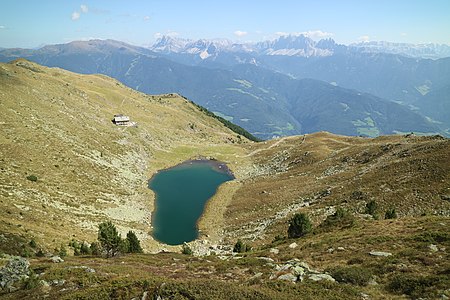 Radlsee und Radlseehütte, gesehen von der Königsangerspitze, im Hintergrund die Dolomiten